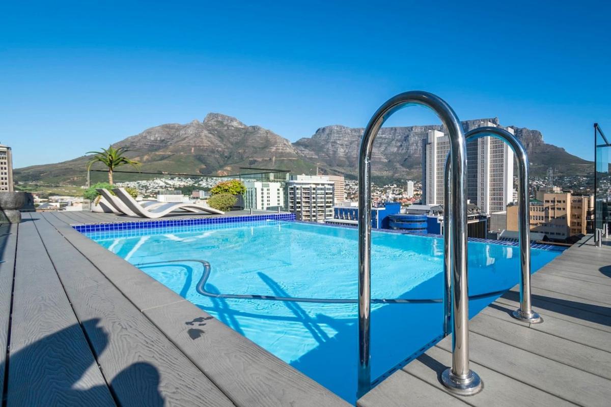 Stylish In The Tokyo Rooftop Pool & Braai Apartment