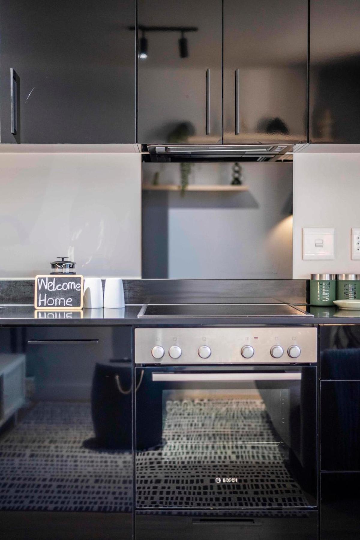 Stylish In The Tokyo Rooftop Pool & Braai Apartment